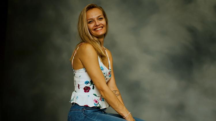 Luna er et af de utallige mennesker, Mark Laita interviewer på sin YouTube-kanal. Hun er pornoskuespiller og blev misbrugt og slået som barn.  