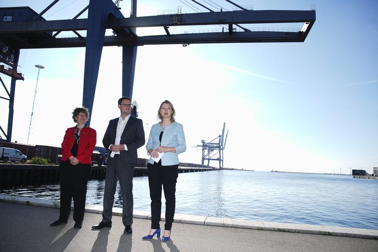 Indenrigs- og boligminister Christian Rabjerg Madsen, overborgmester i København Kommune Sophie Hæstorp Andersen og teknik- og miljøborgmester Line Barfod præsenterer aftale om flere almene boliger i København på et pressemøde tidligt i morges. Foto: Martin Sylvest/Ritzau Scanpix
