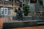 Mindestatuen af tidligere statsminister Anker Jørgensen i Sydhavnen i København er lavet af kunstneren Nanna Drewes Brøndum. Den bliver nu en del af 'Talking Statues' i København. Foto: Aleksander Klug/Aleksander Klug