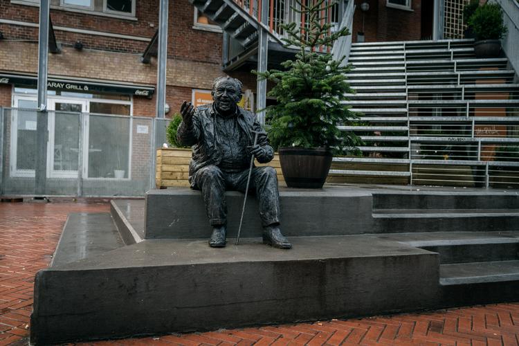 Mindestatuen af tidligere statsminister Anker Jørgensen i Sydhavnen i København er lavet af kunstneren Nanna Drewes Brøndum. Den bliver nu en del af 'Talking Statues' i København. Foto: Aleksander Klug/Aleksander Klug