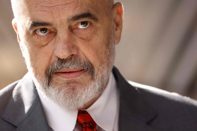 Albaniens ministerpræsident Edi Rama taler med pressen forud for mødet i Bruxelles.  Foto: Kenzo Tribouillard/Ritzau Scanpix