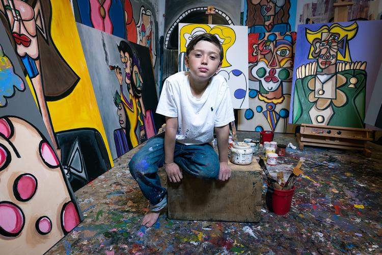 Den unge kunstner i sit altelier.  Foto: Sye Williams