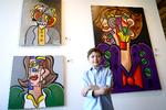 Andres Valencia foran sine værker på Art Miami i december 2021. En del af overskuddet fra salget gik til en miljøbeskyttelsesorganisation. Ved salget af andre af hans værker har der været doneret penge til fattige børn i Asien og til ofre for krigen i Ukraine. Foto: Lynne Sladky/Ritzau Scanpix