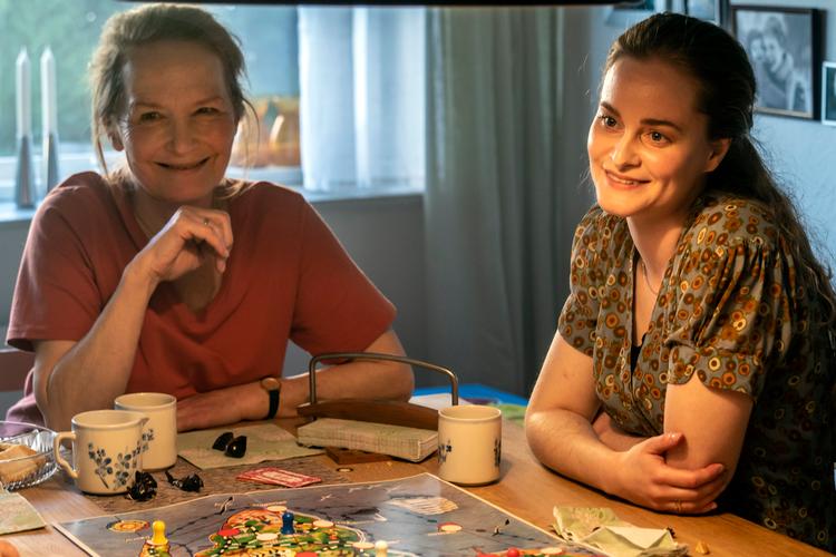 Mens alt endnu er som det plejer hjemme hos Egon, Maren, Line og Tobias. Framegrab Rolf Konow