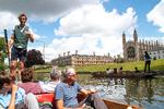 Punting på Camfloden med udsigt til Trinity College (midt i billedet) og ikoniske Kings Chapell (til højre). 