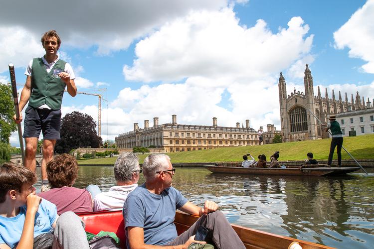 Punting på Camfloden med udsigt til Trinity College (midt i billedet) og ikoniske Kings Chapell (til højre). 