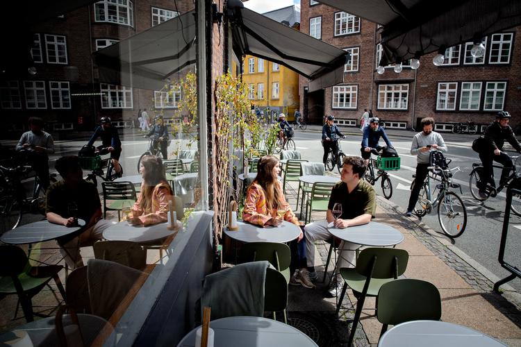 De fleste kan finde ud af at skænke vin og skære tørret kød i skiver, men få gør det med så stort overskud og varme som duoen her. Foto: Martin Lehmann