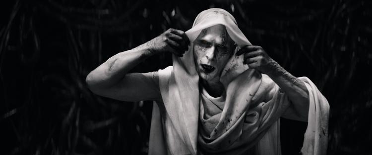 Som Gudeslagteren Gorr, der vil hævne sit barns død af sult og tørst, leverer Christian Bale en formidabel præstation, klædt i sæk og aske som en anden Job. Foto 