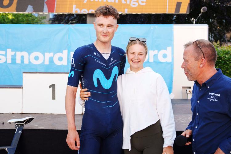Mathias Norsgaard Jørgensen og lillesøster Emma Cecilie Norsgaard Bjerg ønsker hinanden tillykke med DM-guldet.
 Foto: Bo Amstrup/Ritzau Scanpix