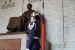 Taiwans livgarde står vagt ved en statue af statsleder Chang Kai-Shek i Taipei. Han flygtede i 1949 fra Kina under borgerkrigen og oprettede en eksilregering på Taiwan, men forsøgte frem til sin død at generobre Kina fra kommunisterne. Foto: Sebastian Stryhn Kjeltoft