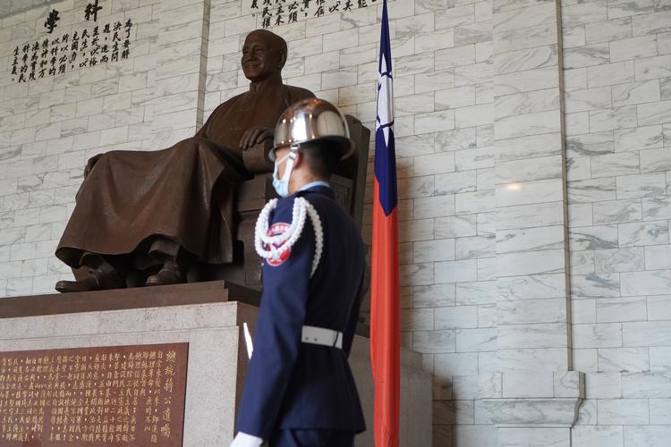 Taiwans livgarde står vagt ved en statue af statsleder Chang Kai-Shek i Taipei. Han flygtede i 1949 fra Kina under borgerkrigen og oprettede en eksilregering på Taiwan, men forsøgte frem til sin død at generobre Kina fra kommunisterne. Foto: Sebastian Stryhn Kjeltoft