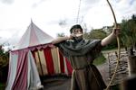 Nej! Udtrykket at skyde en hvis pind efter havde oprindelig ikke noget med bueskydning at gøre, men handlede om at overdrage ejendom og en skik med at lade en afbarket pind følge med som symbol. Men efterhånden er det blevet mere almindeligt at tale om en pil end en pind, når man bruger udtrykket.  Arkivfoto Miriam Dalsgaard
