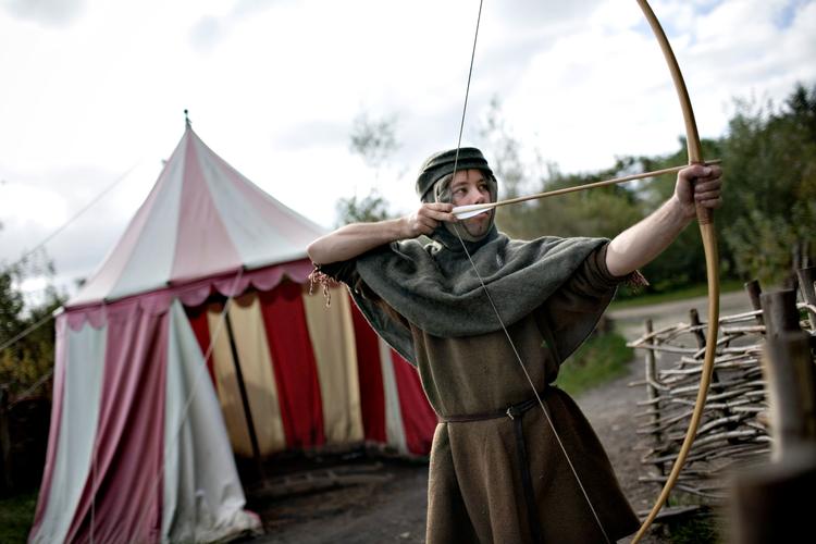 Nej! Udtrykket at skyde en hvis pind efter havde oprindelig ikke noget med bueskydning at gøre, men handlede om at overdrage ejendom og en skik med at lade en afbarket pind følge med som symbol. Men efterhånden er det blevet mere almindeligt at tale om en pil end en pind, når man bruger udtrykket.  Arkivfoto Miriam Dalsgaard
