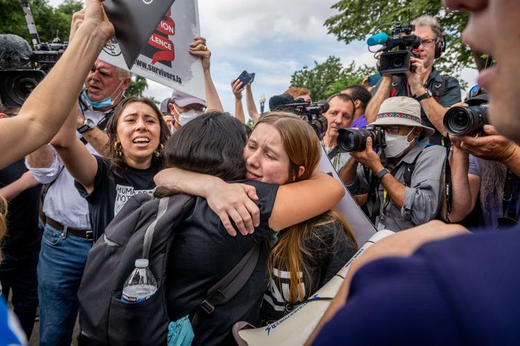 Antiabortmodstandere foran Højestret reagerer på den historiske afgørelse.  Foto: Brandon Bell/Ritzau Scanpix
