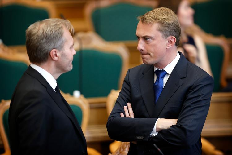 Peter Skaarup og Morten Messerschmidt fotograferet ved Folketingets åbning i oktober sidste år. I dag trak Skaarup stikket og meldte sig ud af Dansk Folkeparti for i stedet at gå ind i Inger Støjbergs nye partiprojekt.  Foto: Jens Dresling