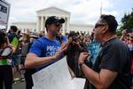 Aborttilhængere- og modstandere i diskukssion foran USA's højesteret i Washington tidligere fredag.  Foto: Mary F. Calvert/Ritzau Scanpix