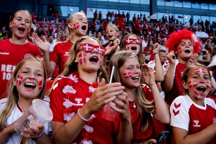 Kvindelandsholdet appellerer til et andet publikum end mændenes. Det kan DBU og fans da kun være tilfredse med. Foto: Finn Frandsen