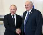Aleksandr Lukasjenko og den russiske præsident, Vladimir Putin, i Sankt Petersborg, Putins fødeby, tidligere i dag.  Foto: Mikhail Metzel/Ritzau Scanpix