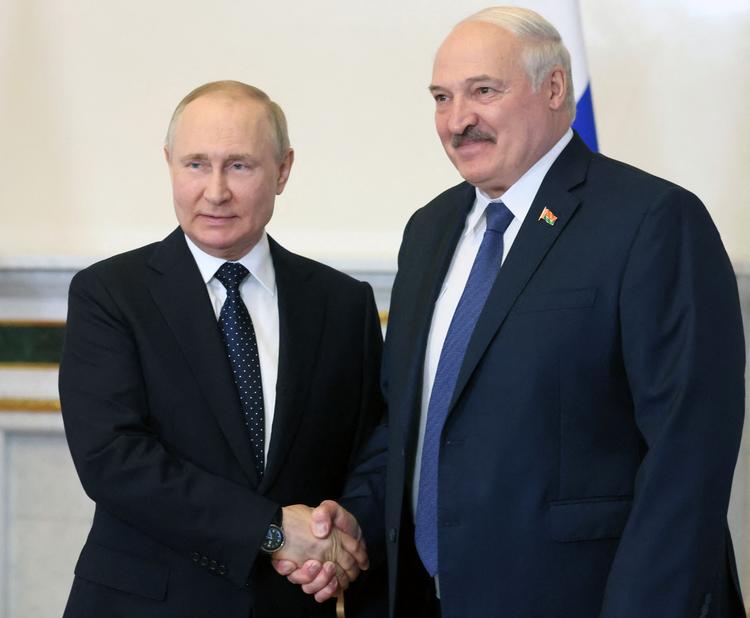 Aleksandr Lukasjenko og den russiske præsident, Vladimir Putin, i Sankt Petersborg, Putins fødeby, tidligere i dag.  Foto: Mikhail Metzel/Ritzau Scanpix
