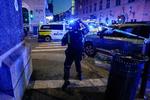 To mænd i 50'erne og 60'erne blev dræbt natten til lørdag, og yderligere 21 blev såret, da en 42-årig formodet gerningsmand skød løs udenfor blandt andet Oslos ældste bøssebar.      Foto: Javad Parsa/Ritzau Scanpix