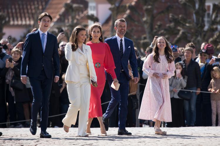 Kronprinsparret og børnene fotograferet ved prinsesse Isabellas konfirmation på Fredenborg 30. april i år.  Foto: Petersen, Henrik R/Ritzau Scanpix