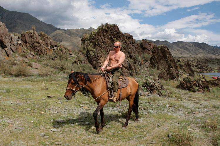 Det er dette billede fra 2017 af Putin hest, som udløste kommentarerne fra statslederne ved G7-topmødet i dag. Foto: Alexei Druzhinin/ap/ritzau Scanpix/ASSOCIATED PRESS