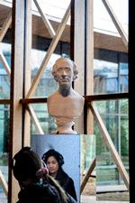 H.C. Andersen kunne ikke gå forbi et spejl uden at se sig deri. Det kan vi så heller ikke. Museet H.C. Andersens Hus i Odense er tegnet af japanske Kengo Kuma, danske Cornelius + Vöge og Masu Planning Arkivfoto Finn Frandsen