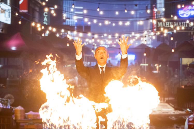 Den japanske skuespiller Takeshi Kaga er vendt tilbage som såkaldt chairman i kultprogrammet 'Iron Chef'. Det er et glædeligt gensyn. Pr-foto Netflix