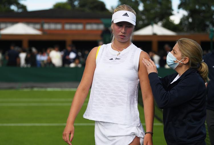 Clara Tauson nåede mandag aften slet ikke finde frem til sit vanlige spil, før hun måtte opgive at fuldføre sin 1. runde-kamp ved Wimbledon.  Foto: Neil Hall/Ritzau Scanpix