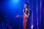 Joel Kim Booster skiller vandene i sit standupshow. 