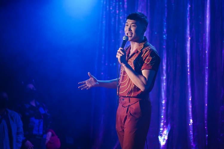 Joel Kim Booster skiller vandene i sit standupshow. 