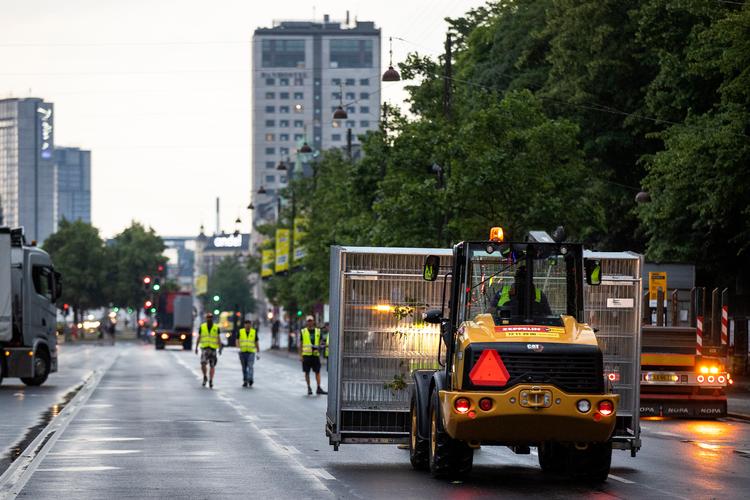 Sådan så der ud i går ved Tivoli, da den trafikale nedlukning af København begyndte. Foto: Finn Frandsen