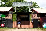På Roskilde Festivals campingområde åbner cigaretboderne efter planen først onsdag på grund af mangel på frivillige. Arkivfoto. Foto: Thomas Borberg