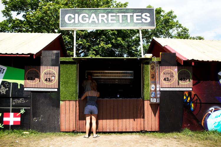 På Roskilde Festivals campingområde åbner cigaretboderne efter planen først onsdag på grund af mangel på frivillige. Arkivfoto. Foto: Thomas Borberg