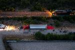     SAN ANTONIO, TX - JUNE 27: In this aerial view, members of law enforcement investigate a tractor trailer on June 27, 2022 in San Antonio, Texas. According to reports, at least 46 people, who are believed migrant workers from Mexico, were found dead in an abandoned tractor trailer. Over a dozen victims were found alive, suffering from heat stroke and taken to local hospitals. Jordan Vonderhaar/Getty Images/AFP == FOR NEWSPAPERS, INTERNET, TELCOS &amp; TELEVISION USE ONLY ==   Foto: Jordan Vonderhaar/Ritzau Scanpix