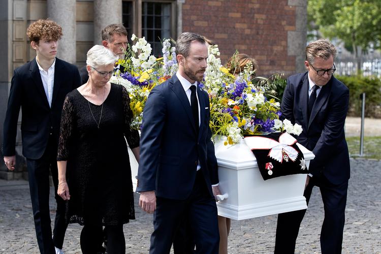 Uffe Ellemann-Jensen blev bisat fra Holmens Kirke overfor Christiansborg.  Foto: Finn Frandsen