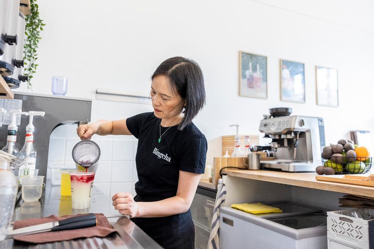 En maskine forvandler en havremælksblanding til de hvide, lette snefnug, der får bingsuen til at ligne et lille snedækket bjerg. Foto: Nikolai Linares