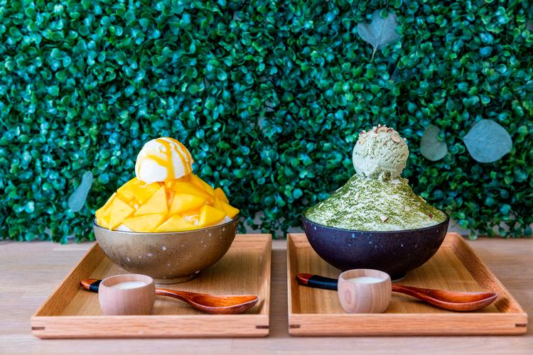 Bingsu ligner et miniaturesnebjerg beklædt med frugt. Til venstre en bingsu med mango og til højre en med matcha.      Foto: Nikolai Linares