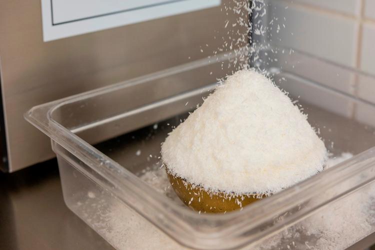 En maskine forvandler en havremælksblanding til de hvide, lette snefnug, der får bingsuen til at ligne et lille snedækket bjerg. Foto: Nikolai Linares