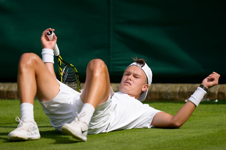 Holger Rune leverede mange gode slag undervejs i sin 1. runde-kamp tirsdag ved Wimbledon, men modstanderen kom op med flere, og eventyret er slut, før det rigtigt kom i gang.   Foto: Kirsty Wigglesworth/Ritzau Scanpix