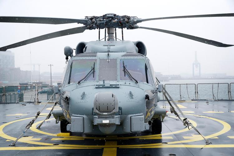 Søværnets fregat Peter Willemoes. Her helikopterdækket med forsvarets nye MH-60R SEAHAWK helikopter.   Foto: Jens Dresling