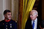 Et medlem af den spanske royale garde reagerer, da USA's præsident, Joe Biden, ankommer til lokalet, hvor det obligatoriske gruppebillede af alle statslederne ved Nato-topmøder skal tages.  Foto: Susana Vera/Ritzau Scanpix