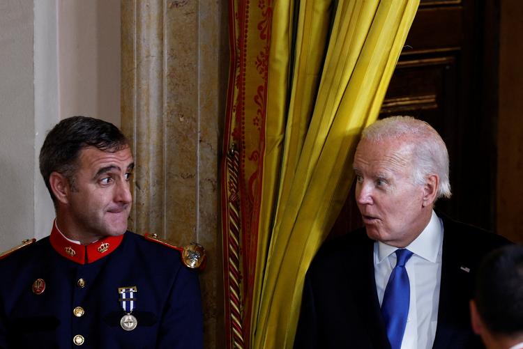 Et medlem af den spanske royale garde reagerer, da USA's præsident, Joe Biden, ankommer til lokalet, hvor det obligatoriske gruppebillede af alle statslederne ved Nato-topmøder skal tages.  Foto: Susana Vera/Ritzau Scanpix