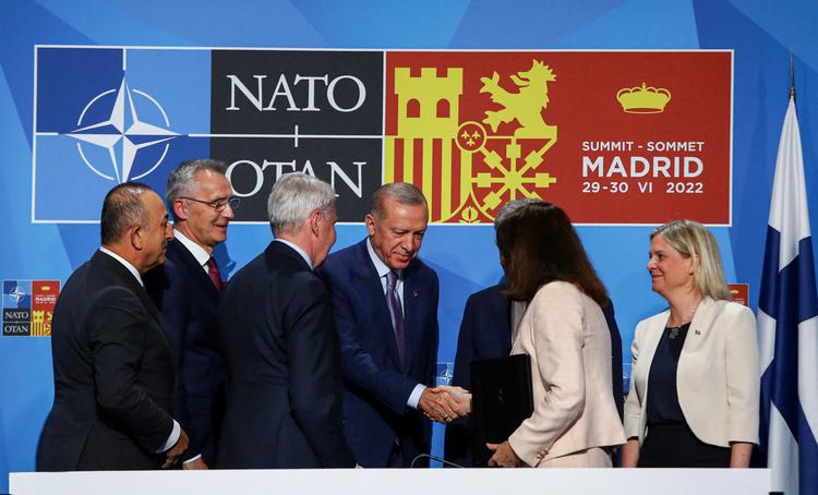 Præsident Erdogan trykker hænder med Sveriges udenrigsminister, Ann Linde, efter at hun har sat sit navn på en aftale med Tyrkiet ved Nato-topmødet.  Foto: Violeta Santos Moura/Ritzau Scanpix