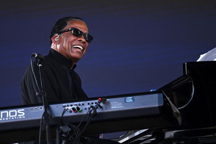 Herbie Hancock bladrede i sit livs sangbog i Koncerthuset lørdag aften. Her er han fotograferet seks dage inden ved den engelske Glastonbury-festival. Arkivfoto Dylan Martinez