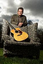 Egentlig er Erik Grip arkitekt. Men han fandt hurtigt ud af, at han hellere ville bruge sine hænder til at spille guitar end til at bygge modeller. Foto: Ulrik Jantzen/Ritzau Scanpix