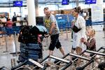 Afgangshallen Terminal 1 i Københavns Lufthavn i formiddags. Lettede passager kan alligevel komme ud at rejse, efter at den varslede SAS-strejke er blevet udsat i 72 timer. Foto: Nils Meilvang/Ritzau Scanpix