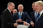 Efter aftalen med Sverige, Finland og Tyrkiet var på plads var humøret højt, da Tyrkites præsident Recep Erdogan (tv.) hilste på præsident Joe Biden (mf.) og generalsekretær Jens Stoltenberg ved åbningen af topmødet i Madrid. Foto: Gabriel Bouys/Ritzau Scanpix