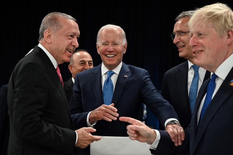 Efter aftalen med Sverige, Finland og Tyrkiet var på plads var humøret højt, da Tyrkites præsident Recep Erdogan (tv.) hilste på præsident Joe Biden (mf.) og generalsekretær Jens Stoltenberg ved åbningen af topmødet i Madrid. Foto: Gabriel Bouys/Ritzau Scanpix