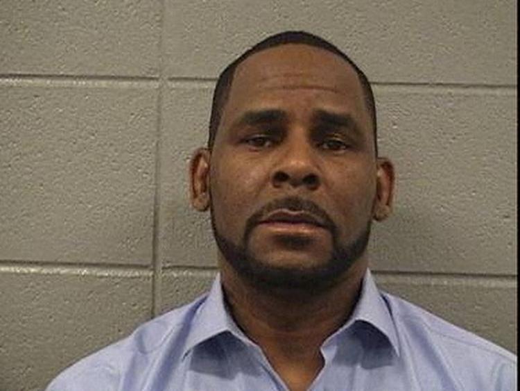 (ARKIV) FILE PHOTO: Singer Robert Kelly, known as R. Kelly, is pictured in Chicago, Illinois, U.S., in this March 6, 2019 handout booking photo. Cook County Sheriff's Office/Handout via REUTERS ATTENTION EDITORS - THIS IMAGE WAS PROVIDED BY A THIRD PARTY./File Photo/File Photo. Den amerikanske R &amp; B-sanger R. Kelly, som sidste år blev fundet skyldig i anklager om menneskehandel og seksuelt misbrug af børn, får onsdag fastsat sin straf. Det skriver Ritzau, onsdag den 29. juni 2022. Foto: Handout/Ritzau Scanpix